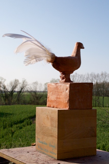 „VOGEL“, 2020, Terrakotta, Holz, Höhe 38 cm (1).jpg