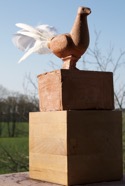 „VOGEL“, 2020, Terrakotta, Holz, Höhe 38 cm.jpg